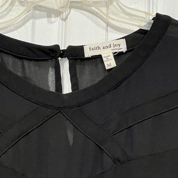 Faith & Joy black short sleeve top back close button size M - Picture 3 of 6